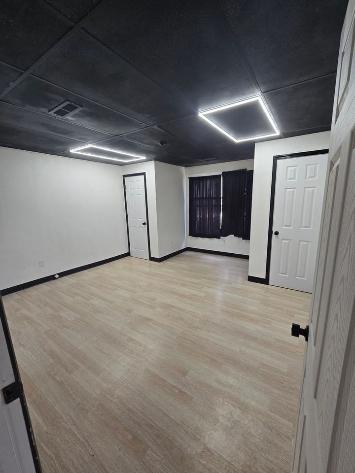 216 E Ashley St - Photo 2 of 9