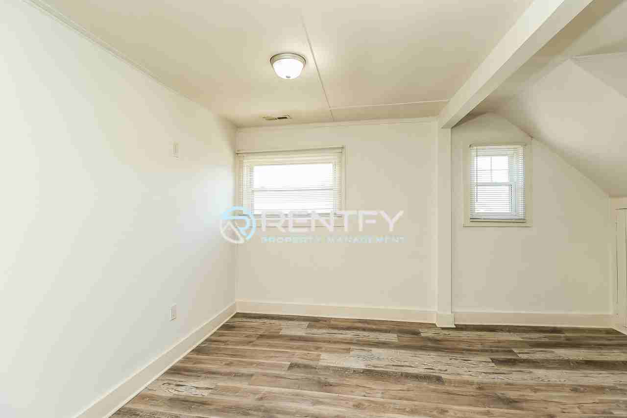 303 E Ingle St #B - Photo 4 of 10