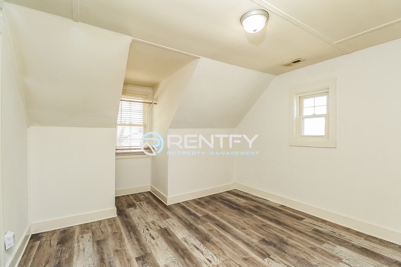 303 E Ingle St #B - Photo 5 of 10