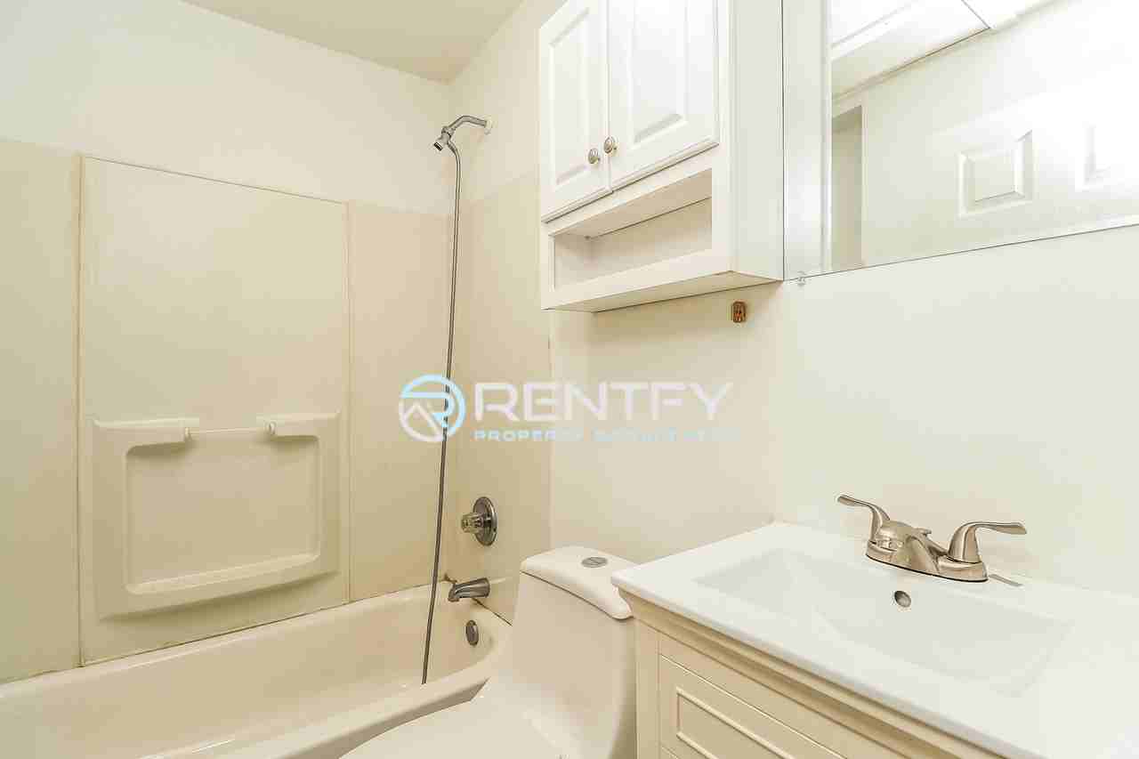 303 E Ingle St #B - Photo 6 of 10