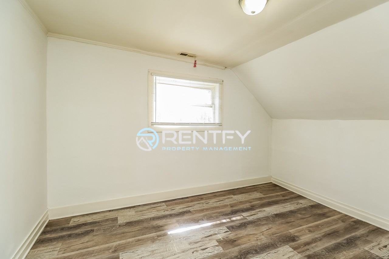 303 E Ingle St #B - Photo 7 of 10