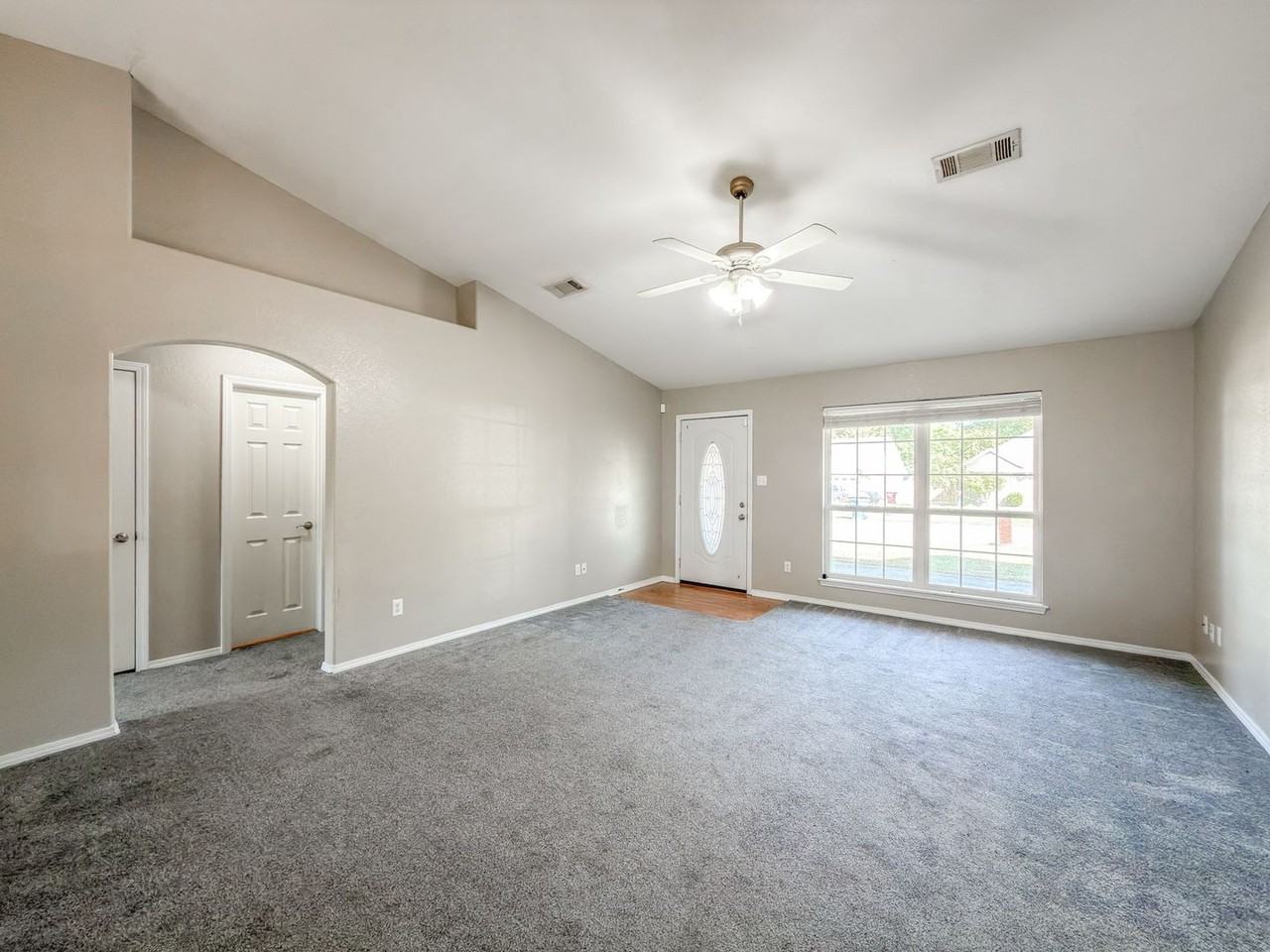 604 Chateau Dr - Photo 3 of 17