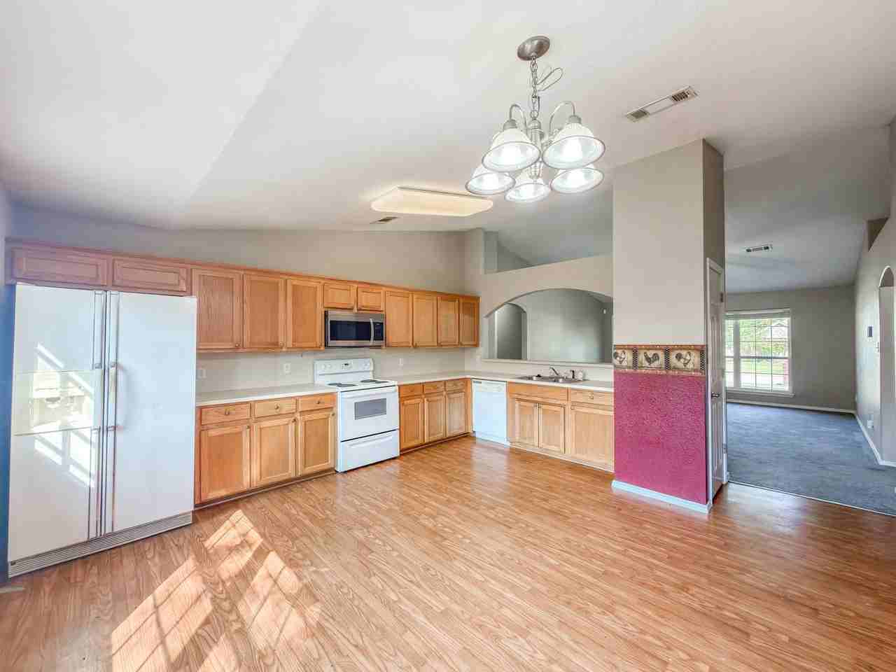 604 Chateau Dr - Photo 4 of 17