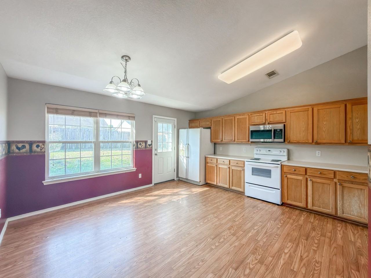 604 Chateau Dr - Photo 5 of 17