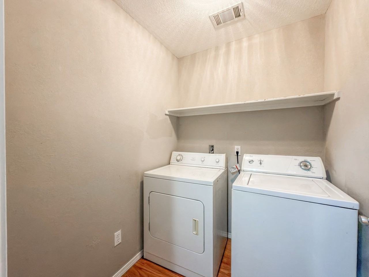 604 Chateau Dr - Photo 6 of 17