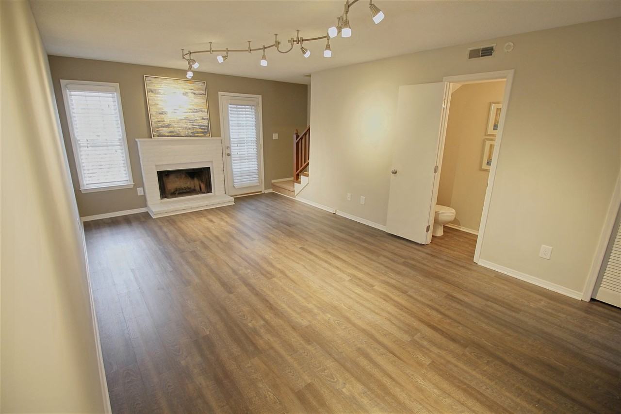Beautiful 2 bed/2.5 bath Townhome! Pet Friendly! - Photo 2 of 26