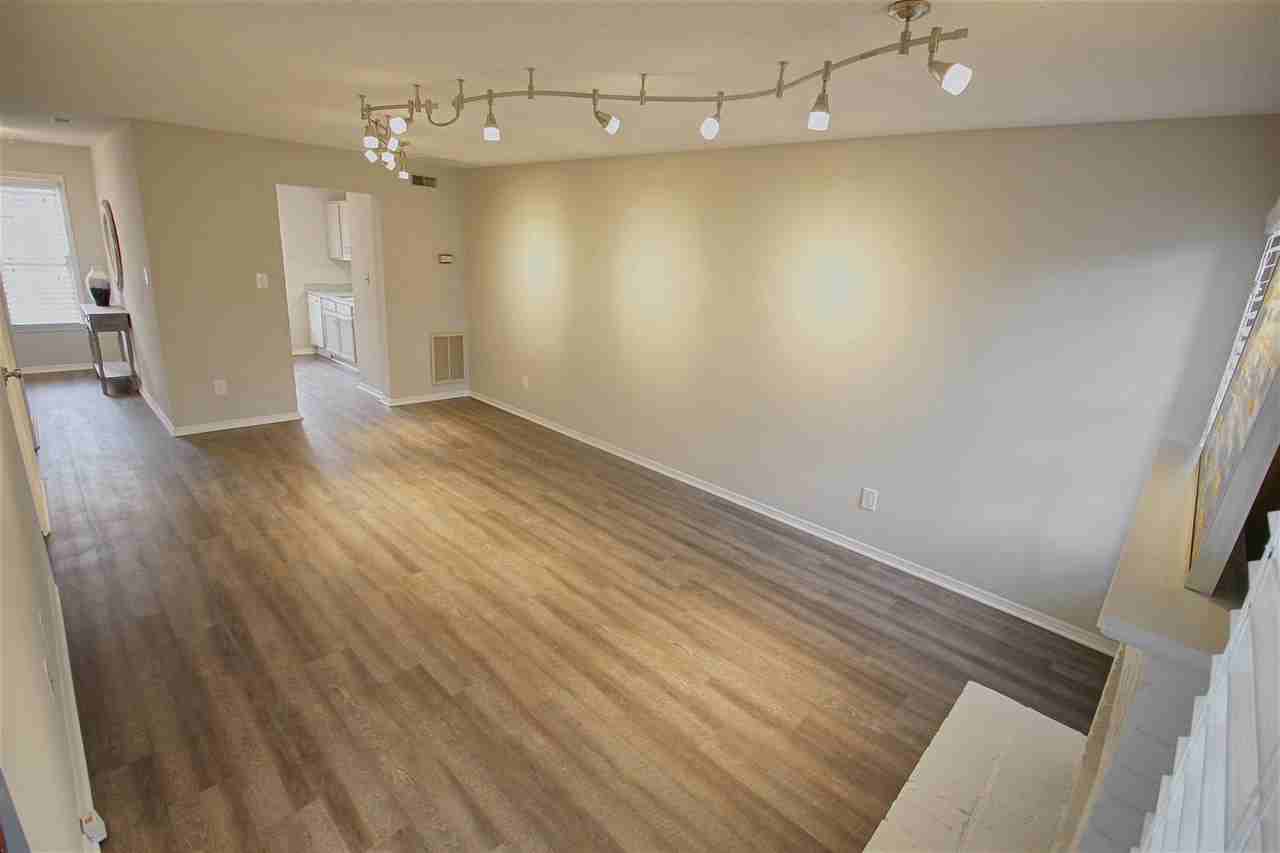 Beautiful 2 bed/2.5 bath Townhome! Pet Friendly! - Photo 3 of 26