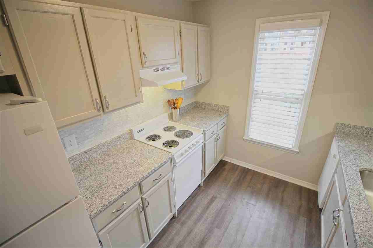 Beautiful 2 bed/2.5 bath Townhome! Pet Friendly! - Photo 5 of 26