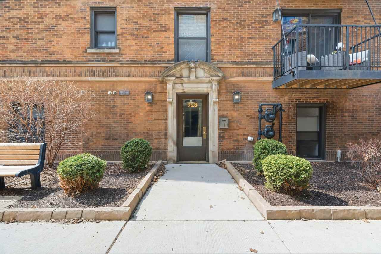 920 W Oakdale - Photo 4 of 50
