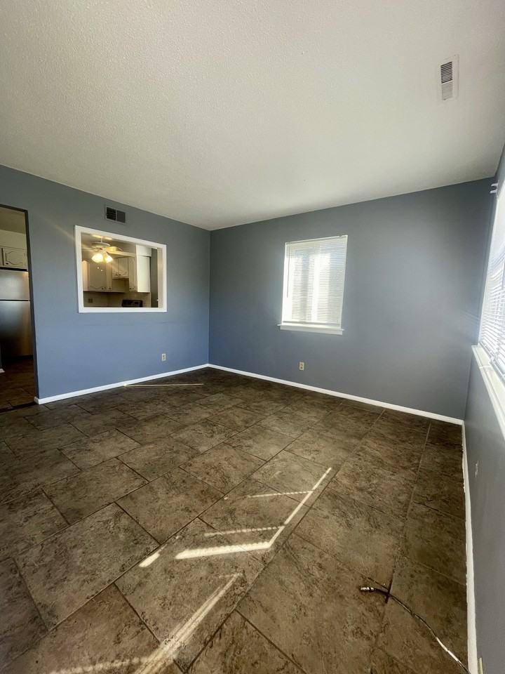 717 South Prairie St. - Photo 2 of 17