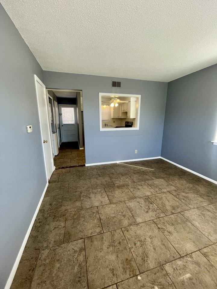 717 South Prairie St. - Photo 4 of 17