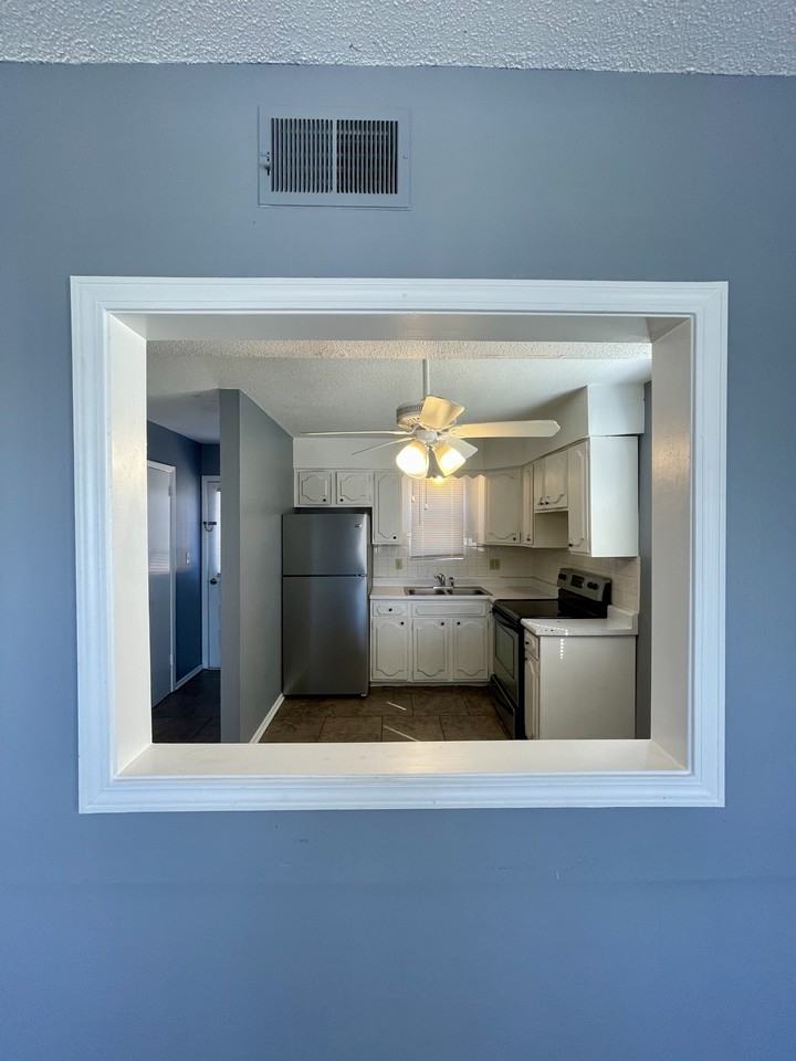 717 South Prairie St. - Photo 5 of 17