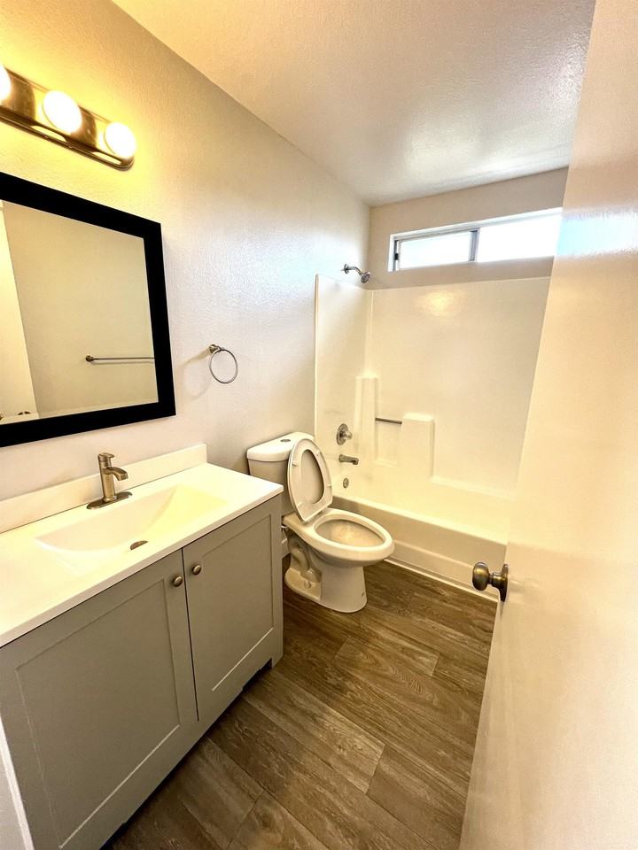 380 Plymouth Drive - Photo 4 of 20