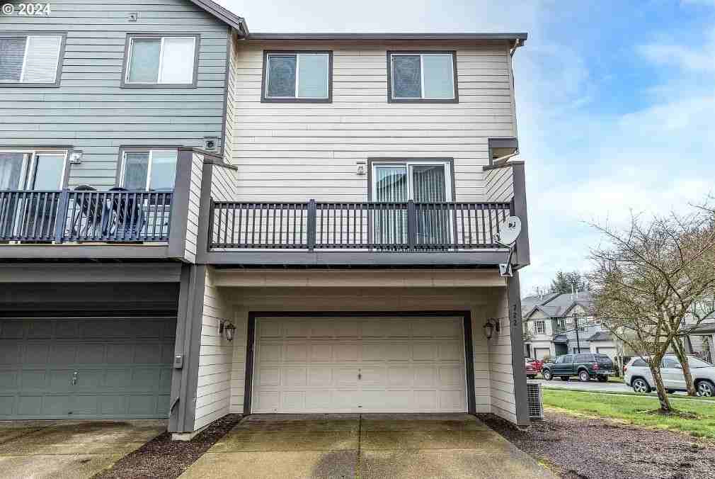 722 Oak Hollow Drive - Photo 2 of 16