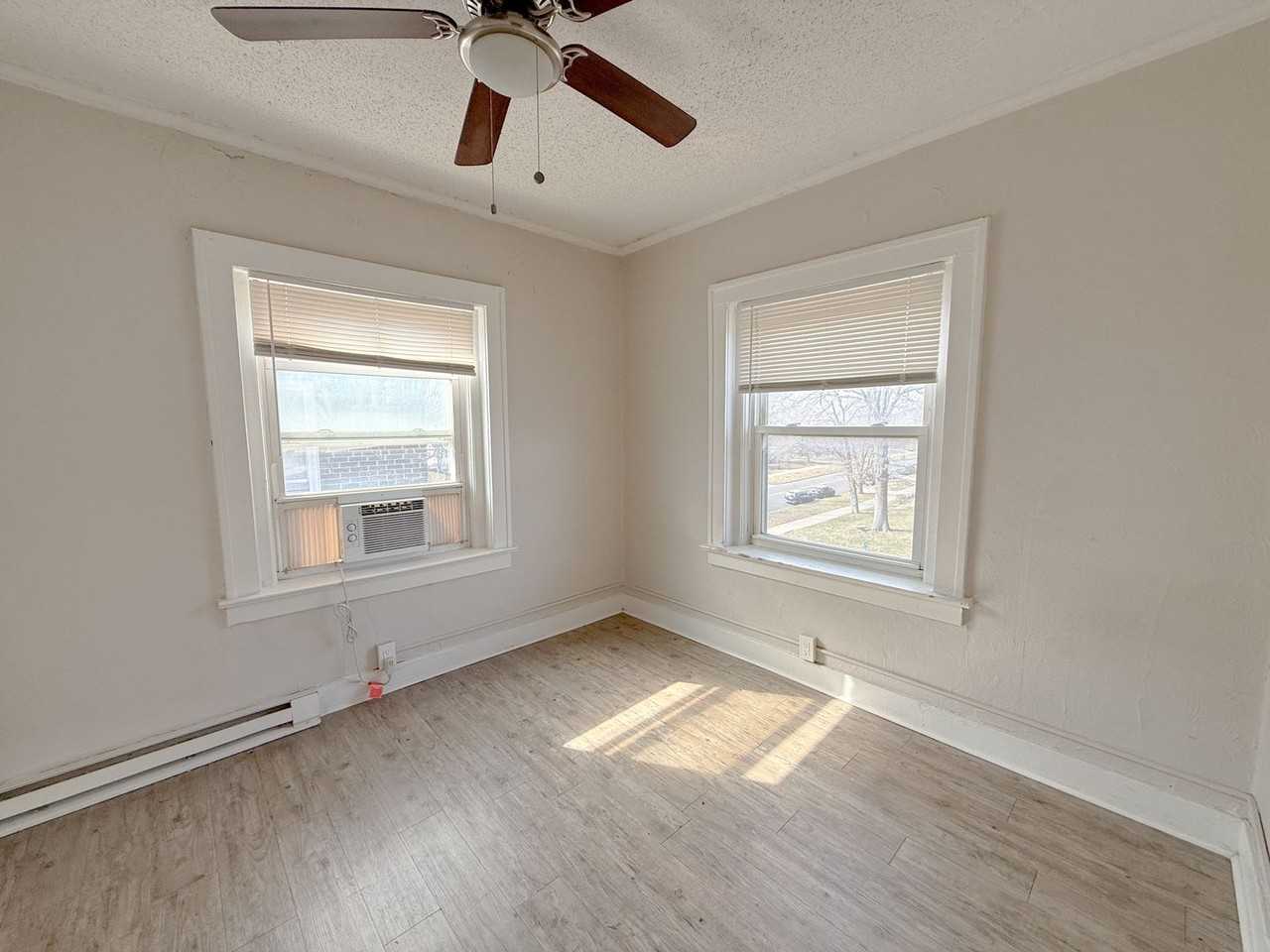 301 N Gladstone Blvd - Photo 3 of 11