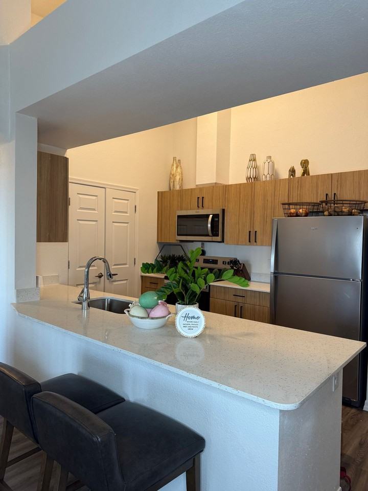 The Crest at Skyline Now offering up to 8 weeks FREE rent! Call today to schedule your tour: (480) 390 - Photo 2 of 26