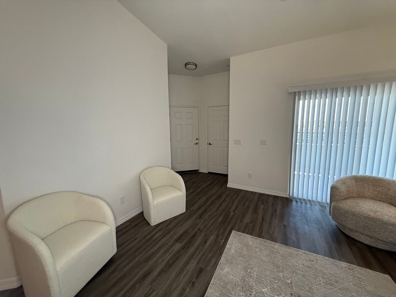 The Crest at Skyline Now offering up to 8 weeks FREE rent! Call today to schedule your tour: (480) 390 - Photo 4 of 26