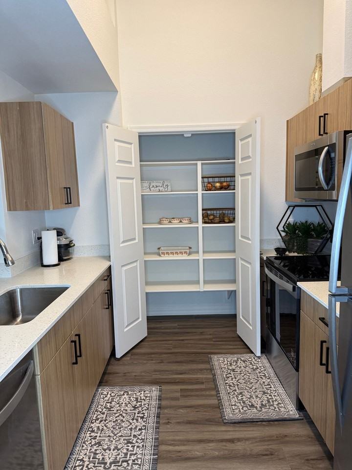 The Crest at Skyline Now offering up to 8 weeks FREE rent! Call today to schedule your tour: (480) 390 - Photo 6 of 26