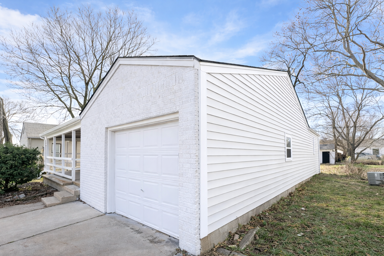 1207 N Oliver Ave - Photo 3 of 13