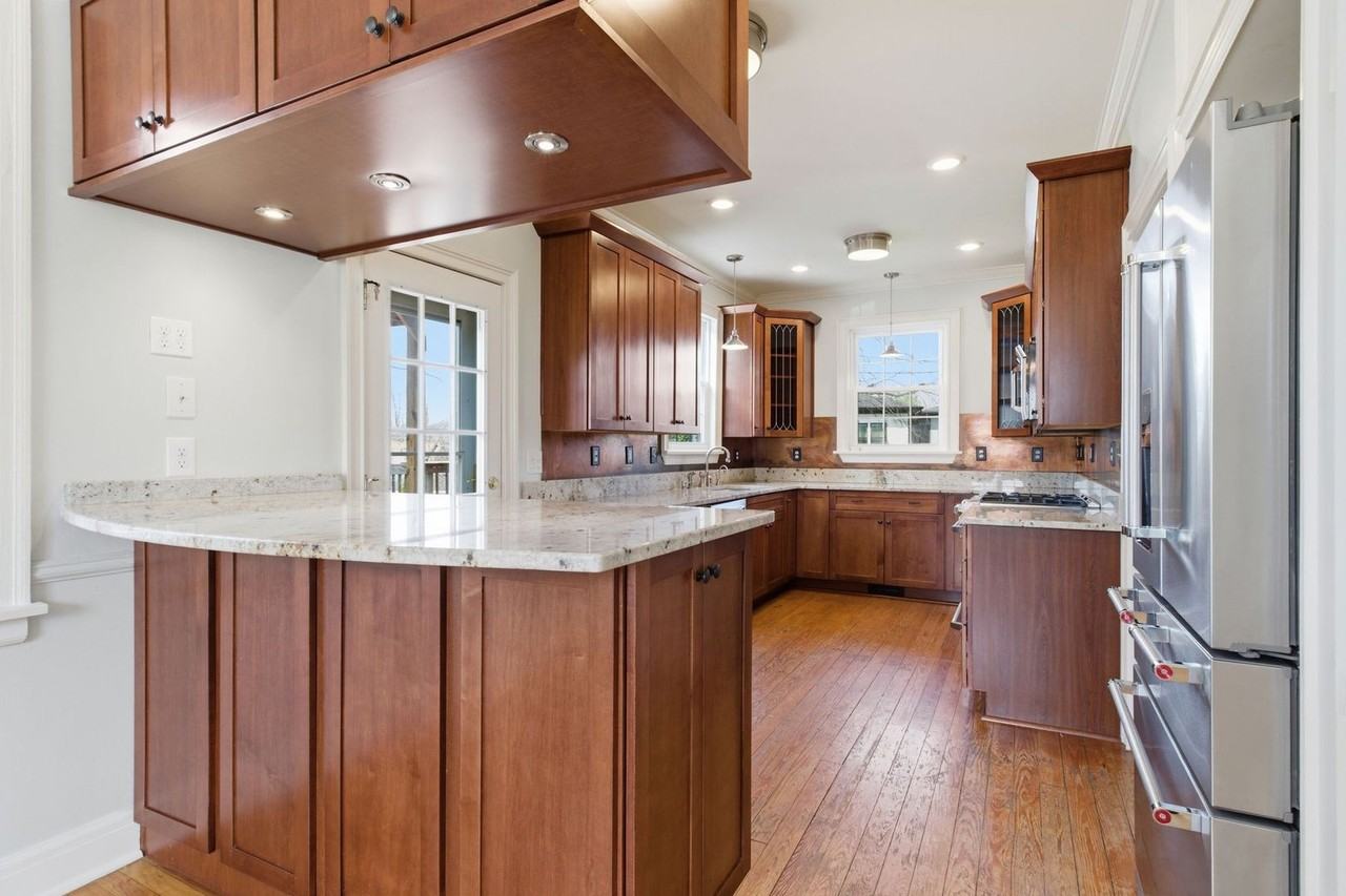 1002 Sutton Hill Rd - Photo 7 of 35