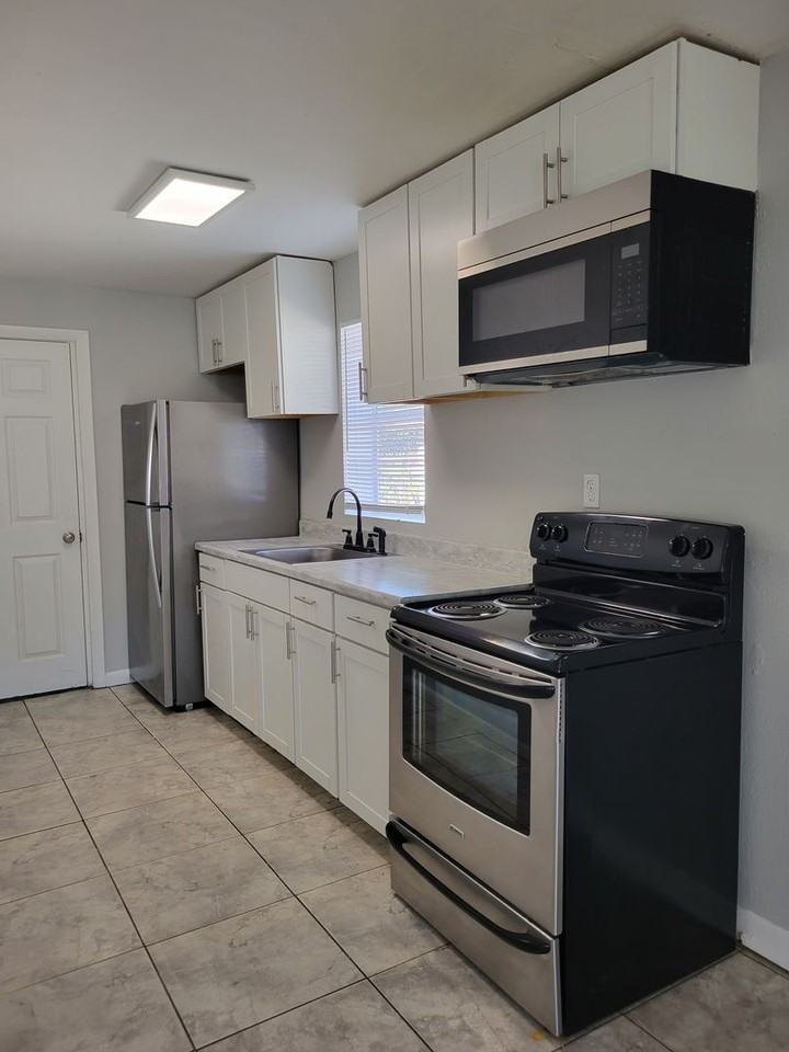 424 Camellia Dr - Photo 3 of 8