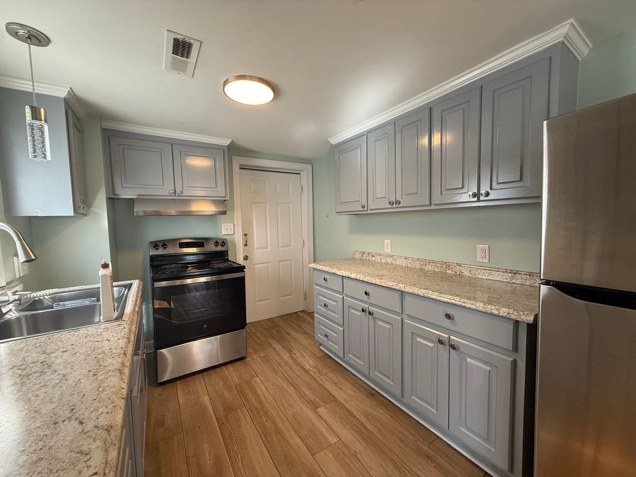 1709 Carolina St E - Photo 5 of 10