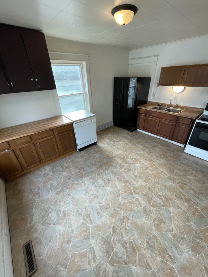 607 Grant St - Photo 4 of 20