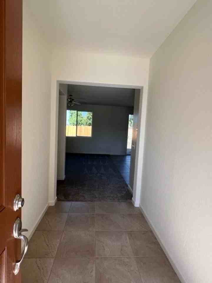 113 S Tommy Ct - Photo 4 of 28