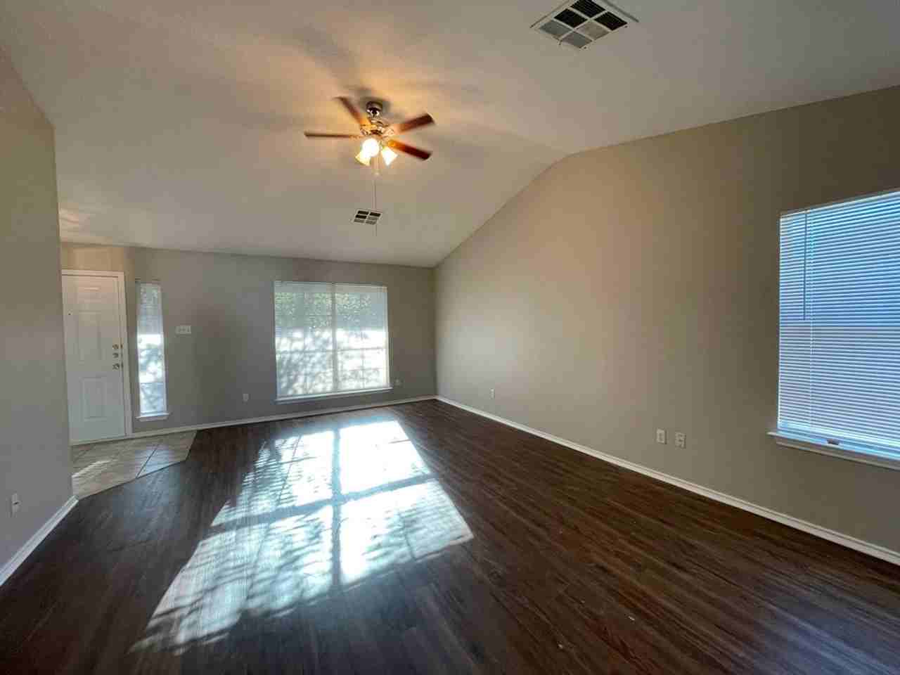 162 Dressen - Photo 6 of 36