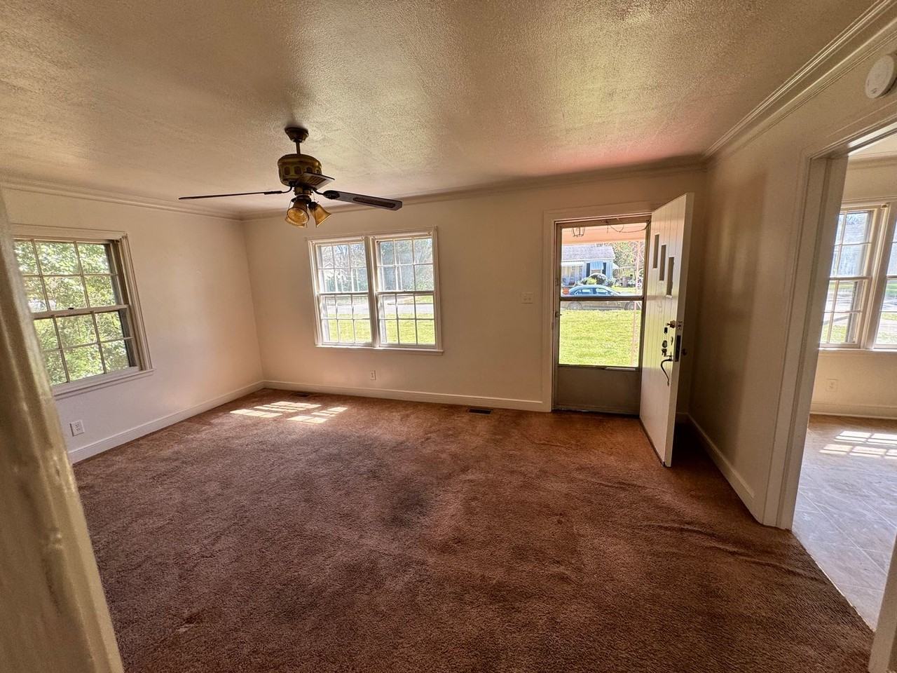 906 Mark Dr - Photo 4 of 26