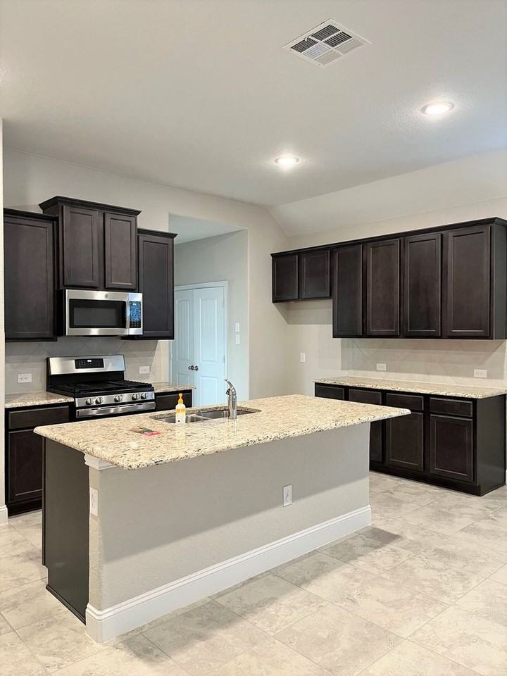 1315 Spring Row St - Photo 5 of 18