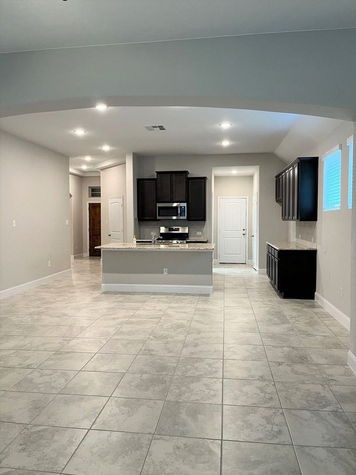 1315 Spring Row St - Photo 7 of 18