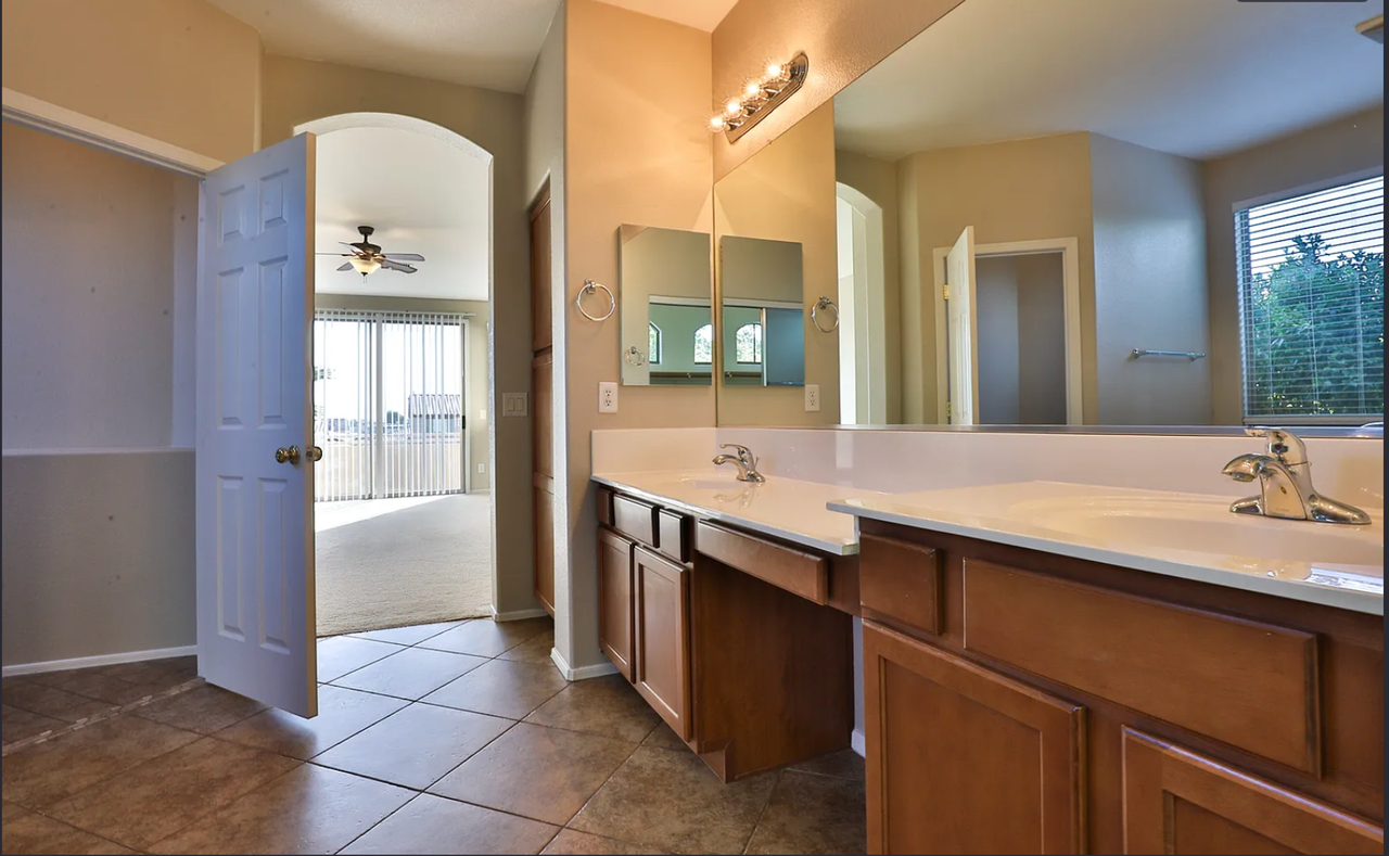 8367 W Midway Ave - Photo 4 of 16