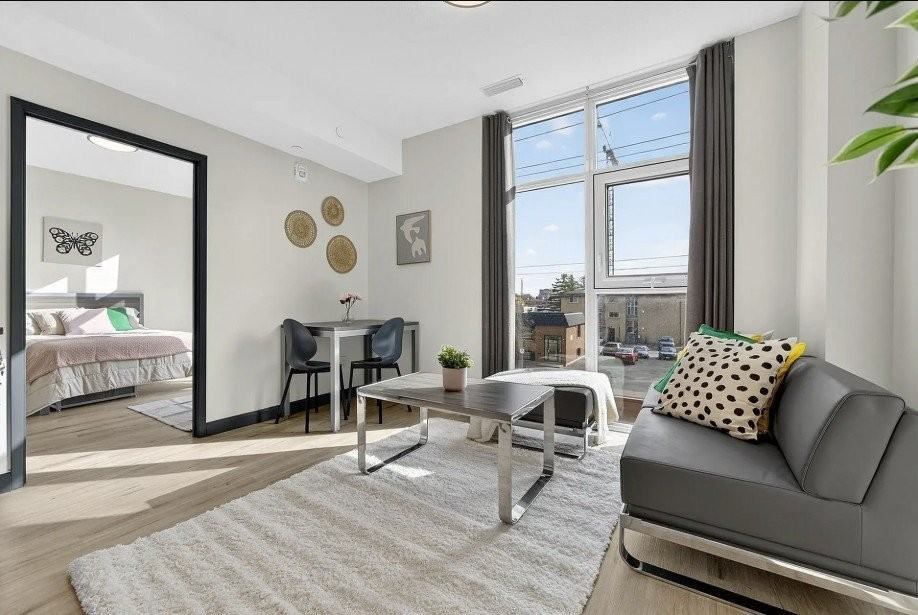 308 King St N - Photo 2 of 5