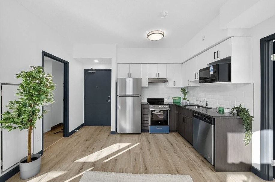 308 King St N - Photo 3 of 5