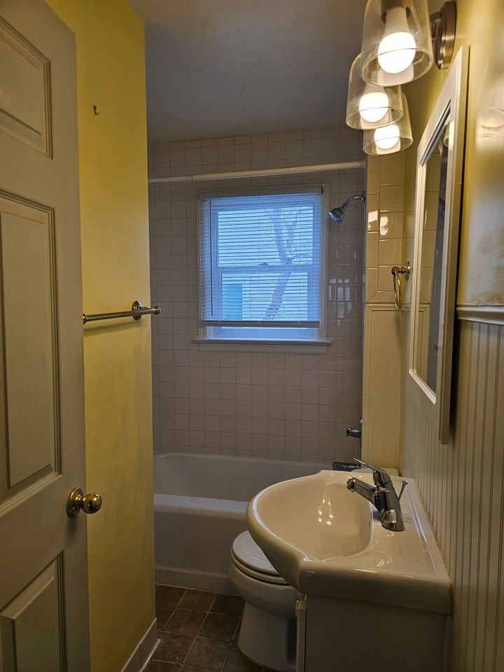 915 W 28th St - Photo 2 of 18