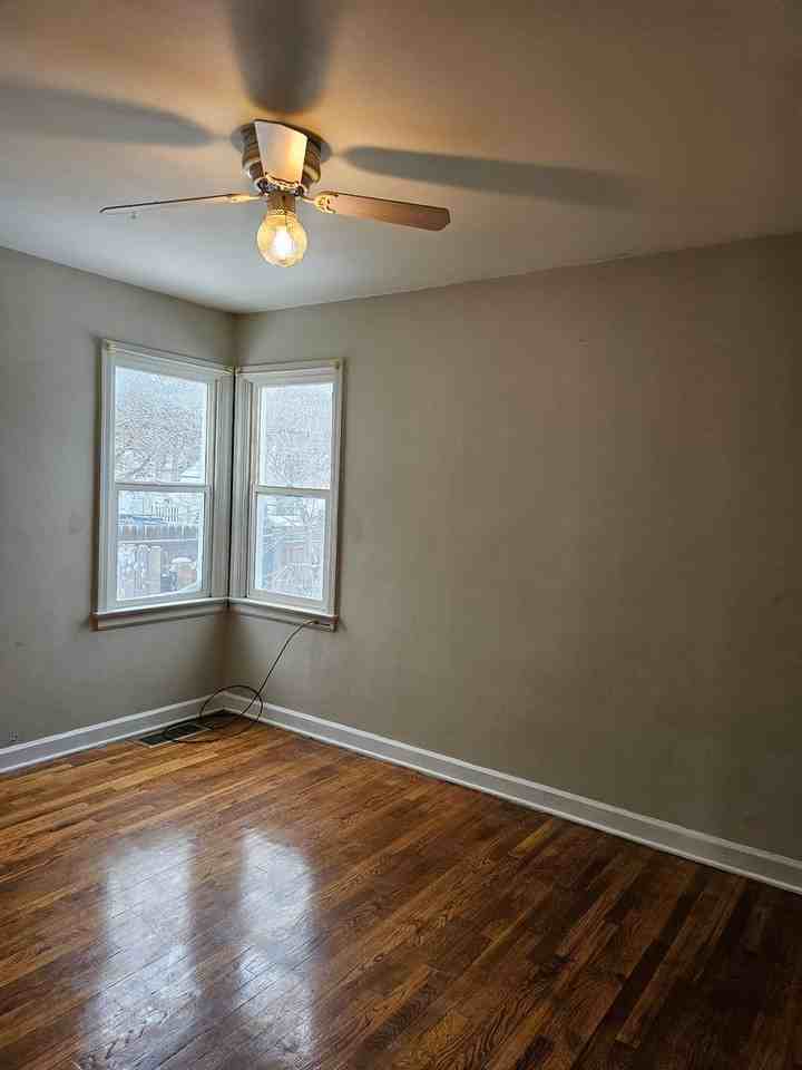 915 W 28th St - Photo 6 of 18