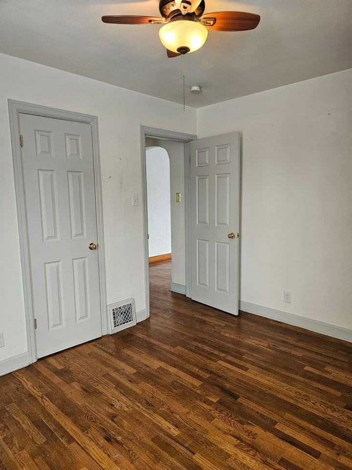 915 W 28th St - Photo 7 of 18