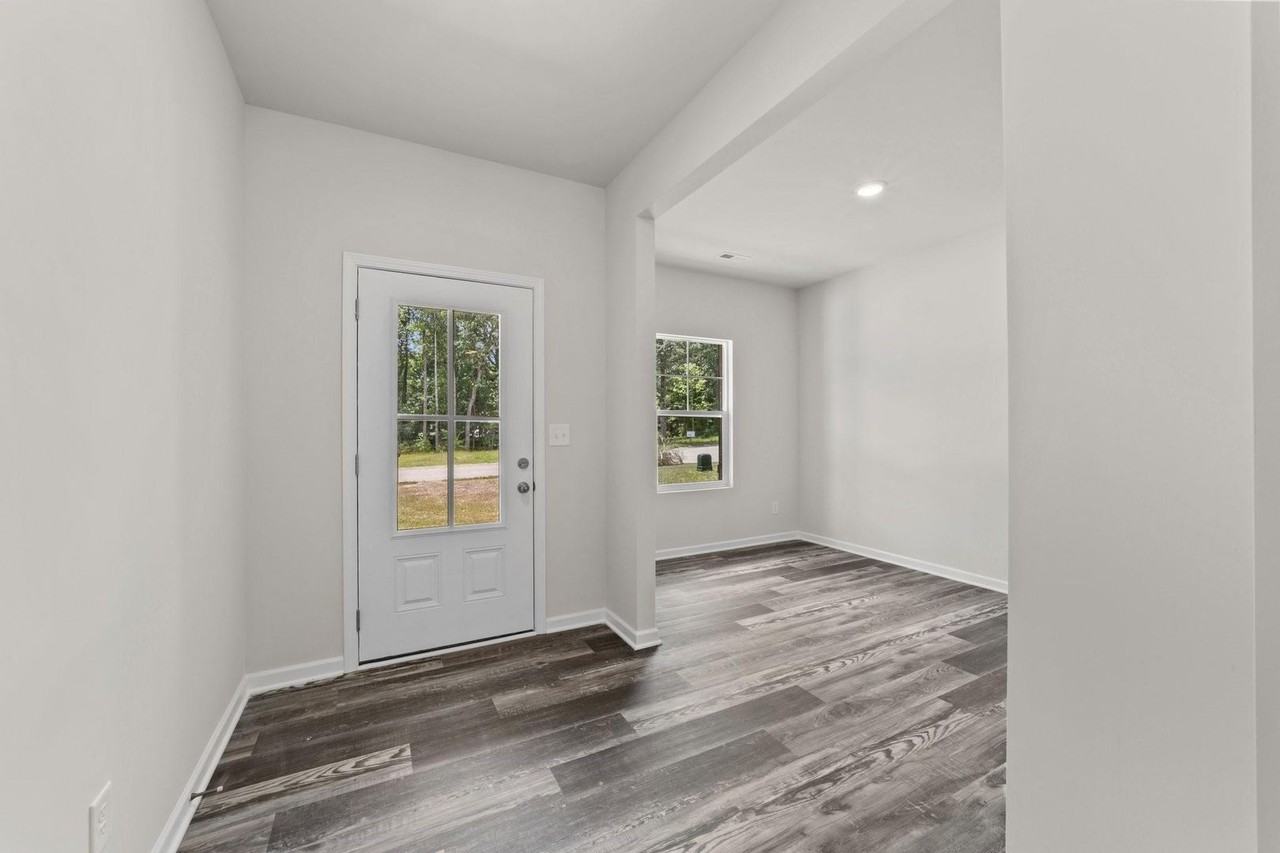 1210 S Claiborne Rd - Photo 2 of 8