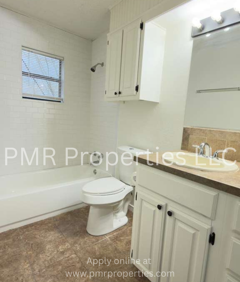 2128 Nw Pollard Ave - Photo 7 of 11