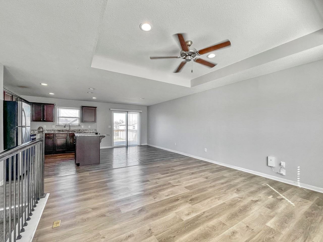 208 Ramblewood Dr - Photo 3 of 7