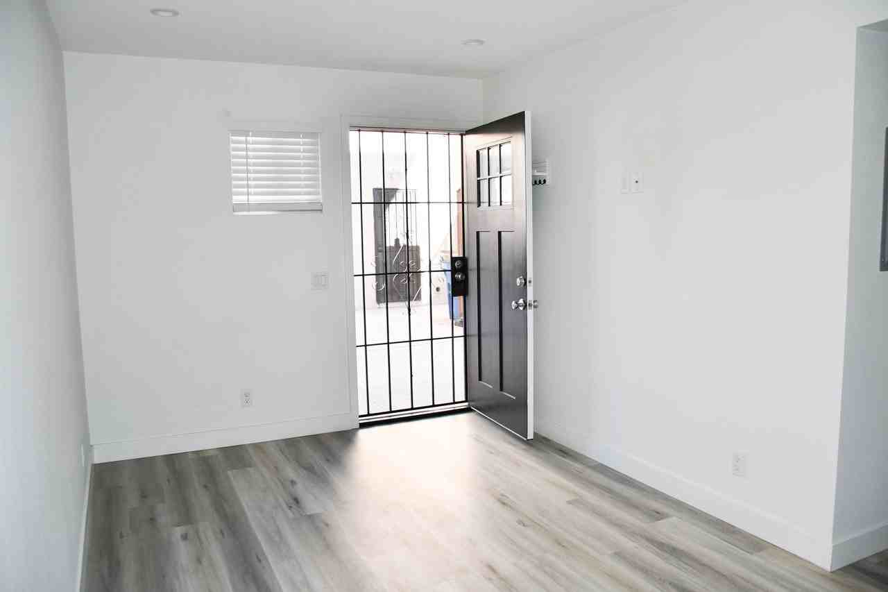 994 Valencia St - Photo 4 of 37