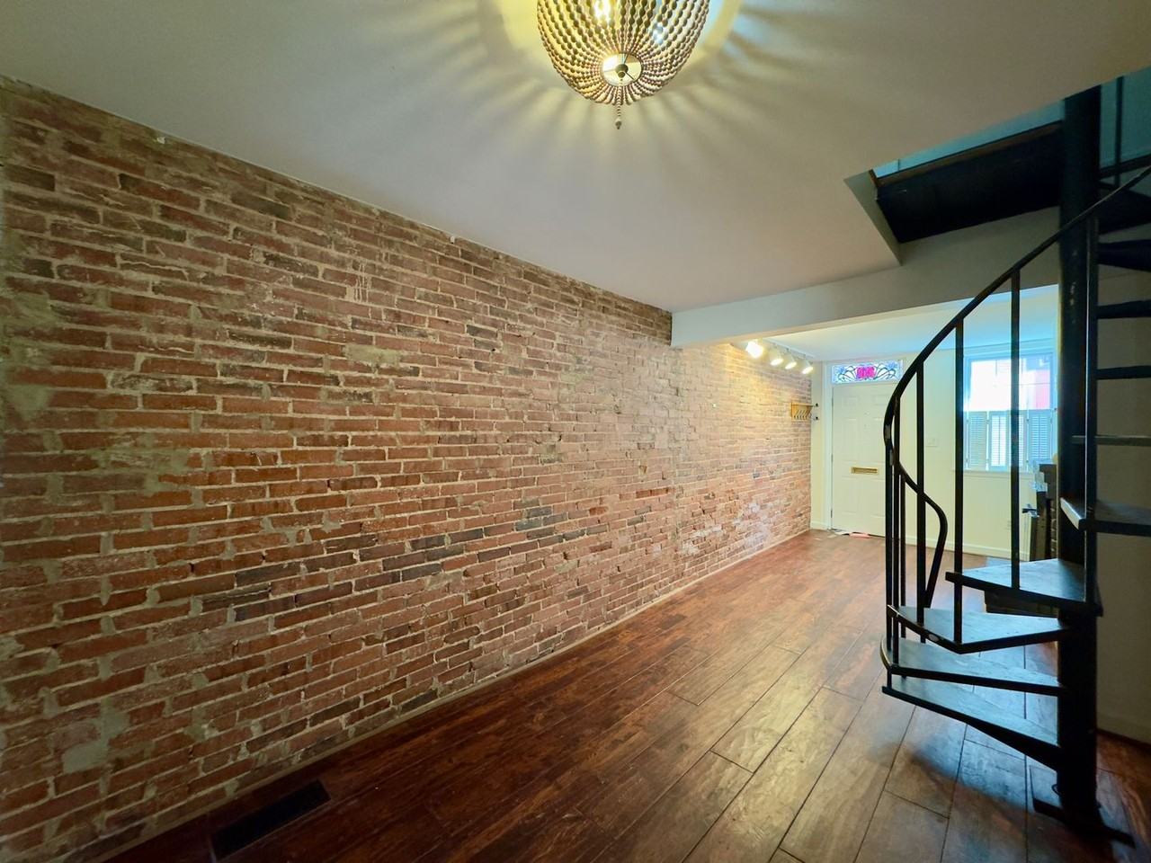 1010 Patapsco St - Photo 4 of 15