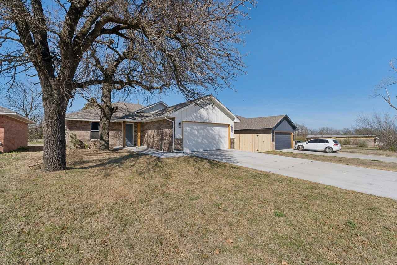 12529 Ne 36th St - Photo 2 of 33