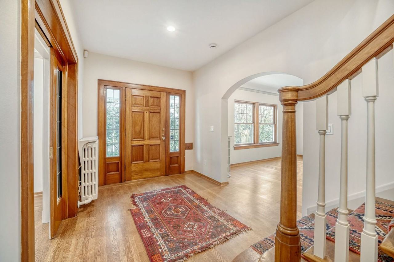 950 17th Ave E - Photo 4 of 31