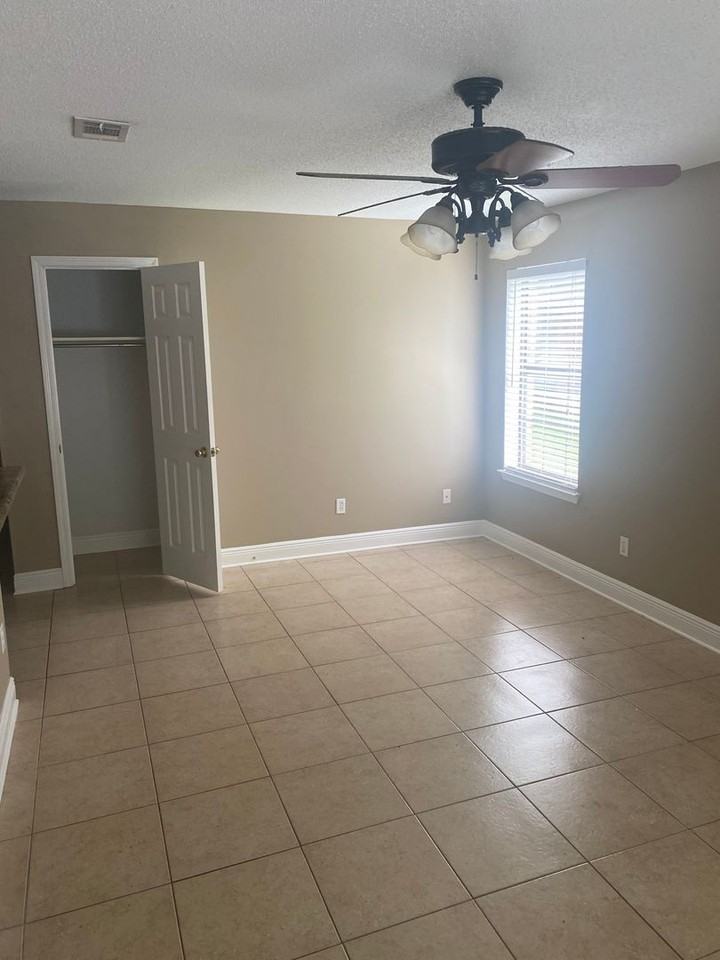 1106 York St - Photo 3 of 5