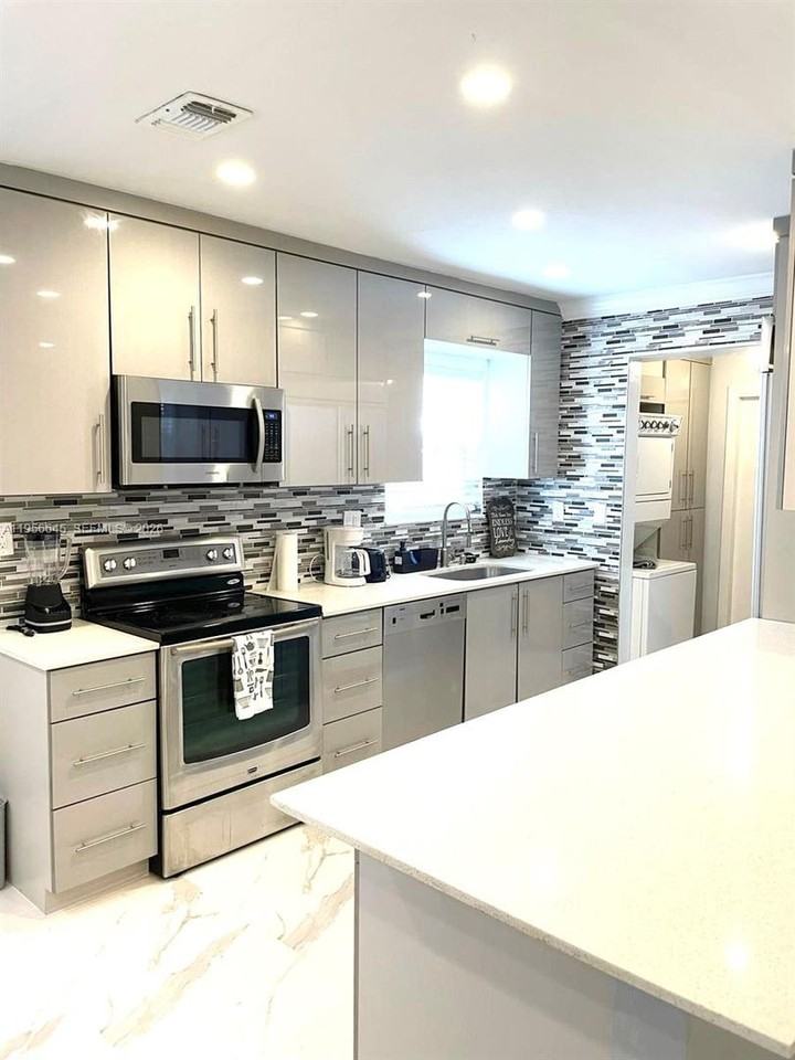 223 Sw 10th St - Photo 3 of 25