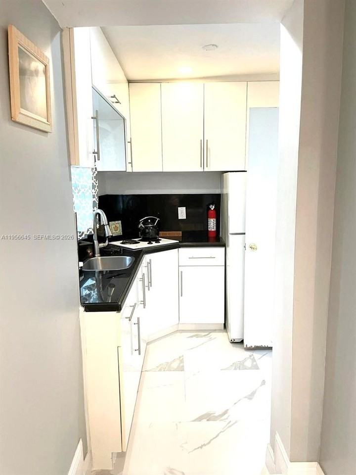 223 Sw 10th St - Photo 4 of 25