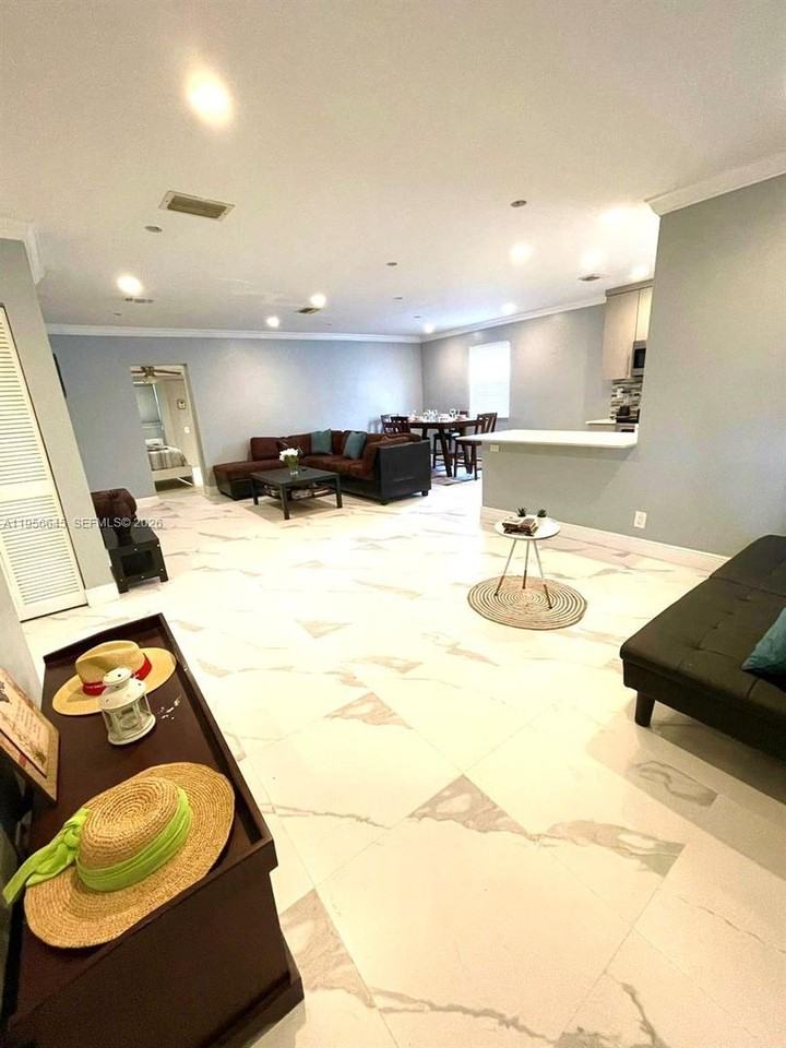 223 Sw 10th St - Photo 5 of 25