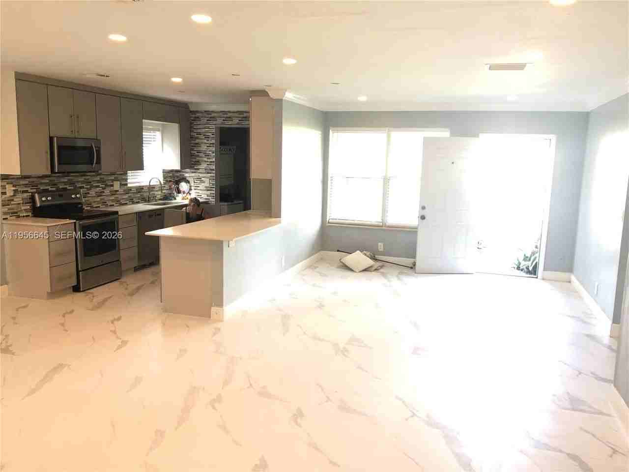 223 Sw 10th St - Photo 6 of 25